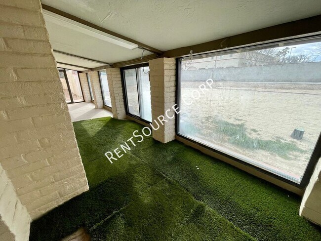 Building Photo - 1022 W Lancaster Blvd