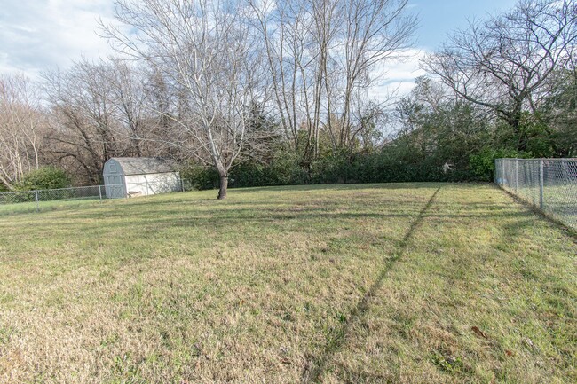 Building Photo - Fenced Yard!