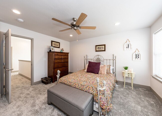 Building Photo - 2 Bedroom Luxury townhome