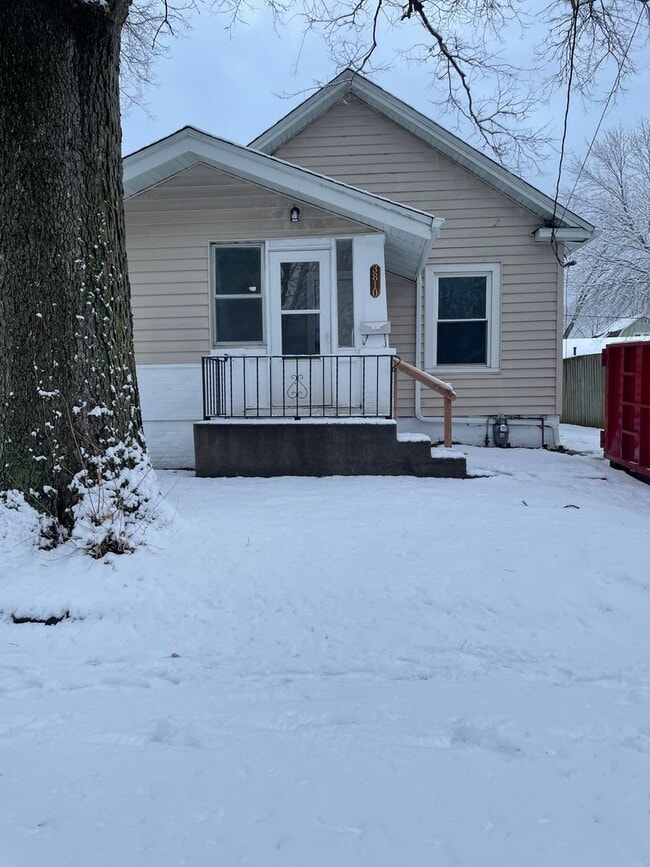 Building Photo - Updated 2 Bedroom 1 Bath home