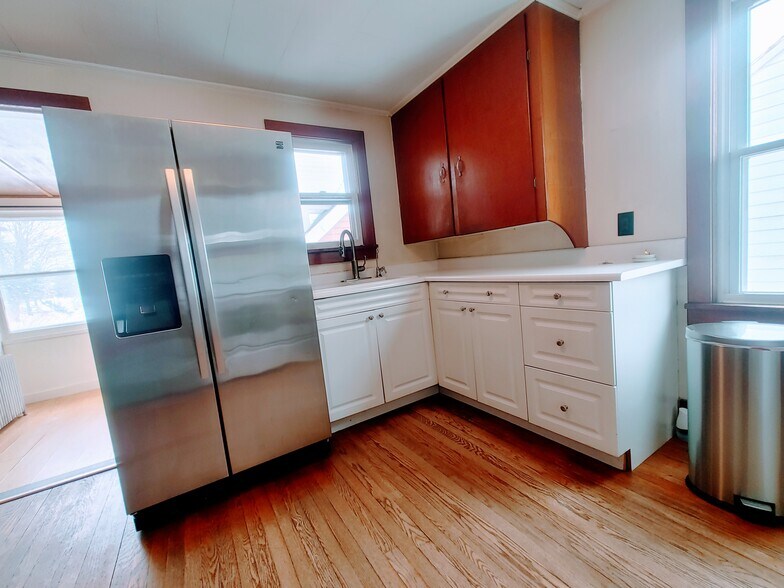 Kitchen - 15 Saratoga Ave