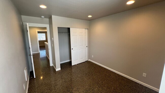 Building Photo - "Charming 3-Bedroom Duplex with 2 Full Bat...