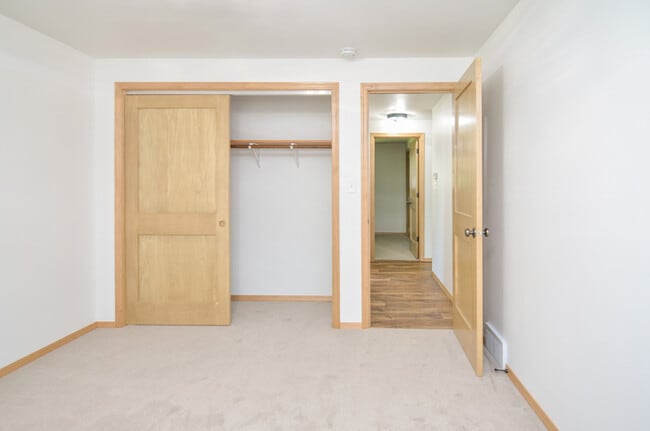 Building Photo - 825 Smits St