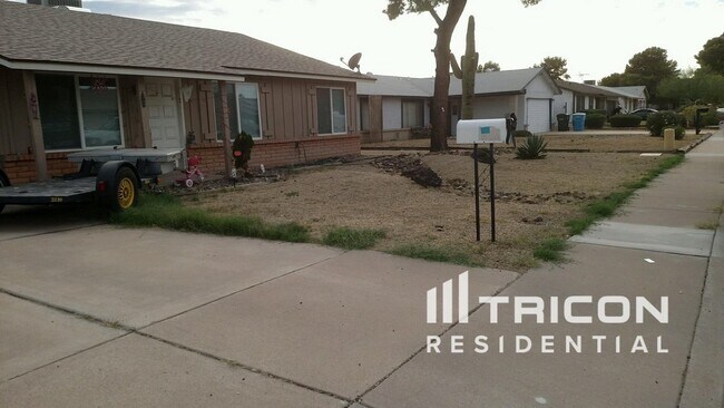 Building Photo - 2153 E Claire Dr