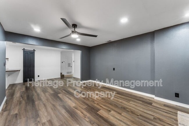 Building Photo - 3614 Versailles Dr