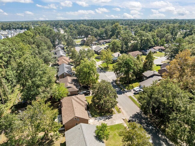 Building Photo - Charming Rental in Central Location