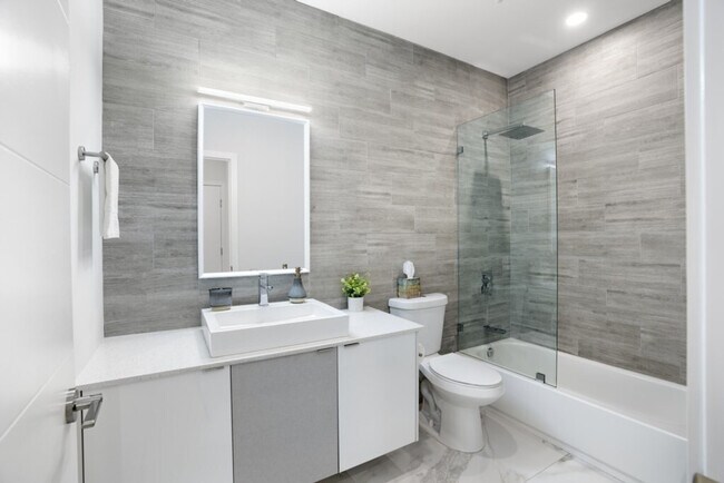 Building Photo - 826 SW 14th Ct