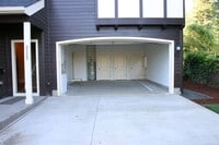 Building Photo - 6 bed 6 bath by Fred Meyer/Coffee Culture