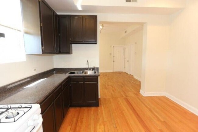 Building Photo - 3 bedroom in Chicago IL 60642