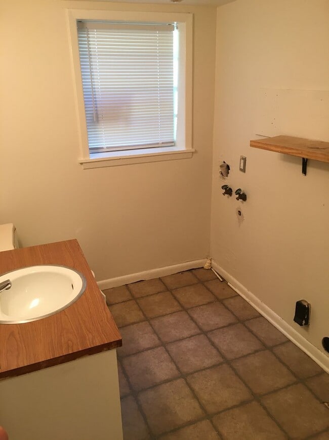 Building Photo - 4/2 House in Rome $1,495