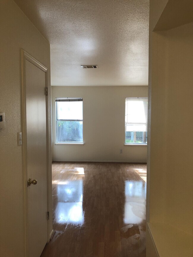Building Photo - 9709 Sugar Hill Dr