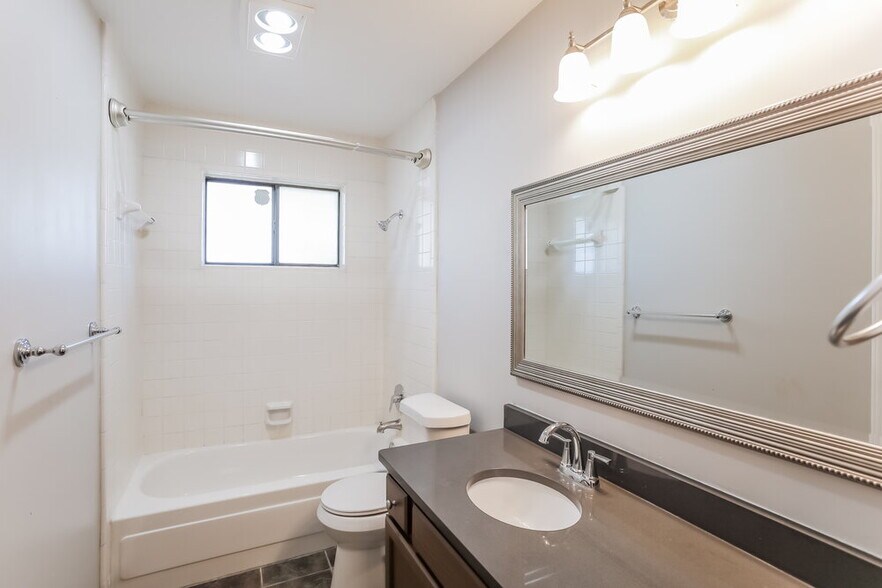 Building Photo - 216 Lantana Dr