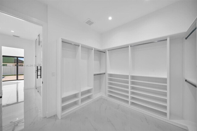 Building Photo - 4016 Chiquita Blvd S
