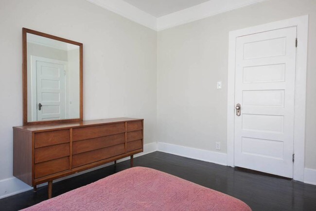 Building Photo - 1027 Sanborn Ave