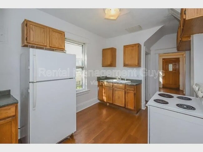 Building Photo - 650 Central Ave W