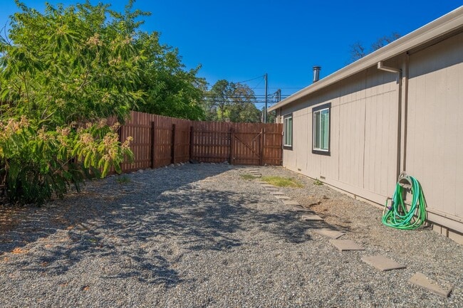 Building Photo - Adorable and clean country property locate...
