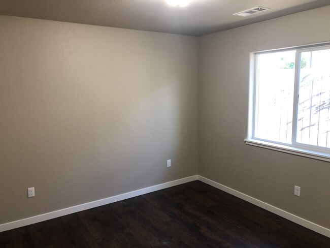 Room 2 - 132 SW Jenn Way