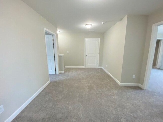 Building Photo - SPACIOUS 4 Bedroom | 2.5 Bathroom in Stone...