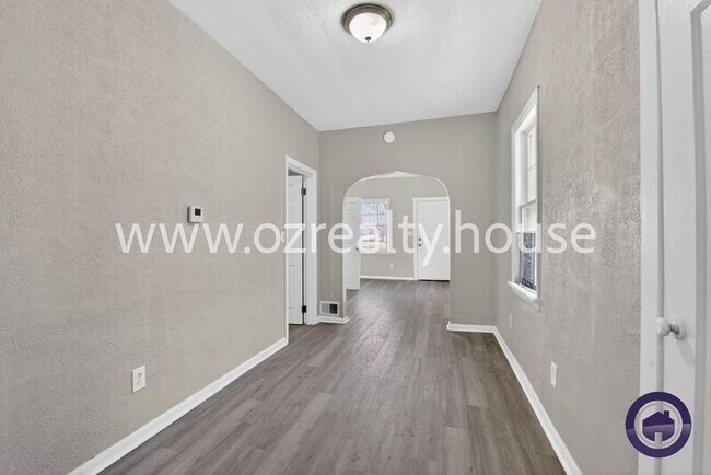 Building Photo - 160 Bronson Ave