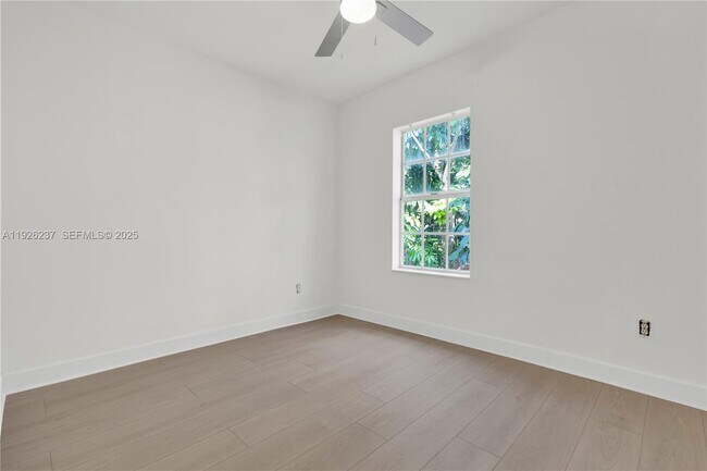 Building Photo - 963 SW 6th St