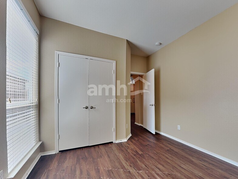 Building Photo - 9904 Henna Ln