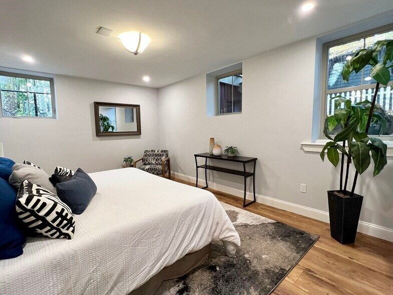 Building Photo - 14 Rutland St