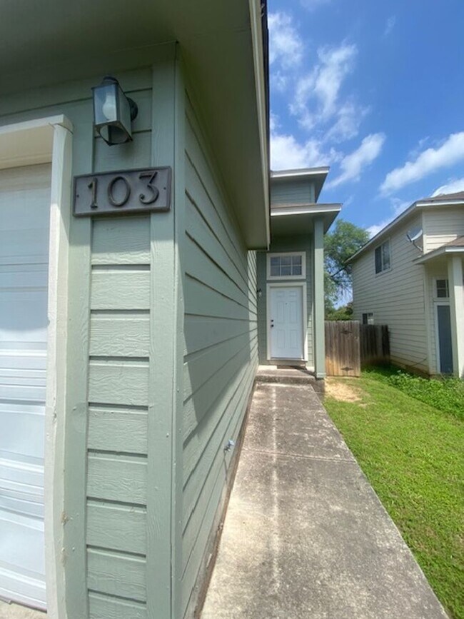 Building Photo - 3 Bed 3.5 Bath Duplex on TXST Bus Route!