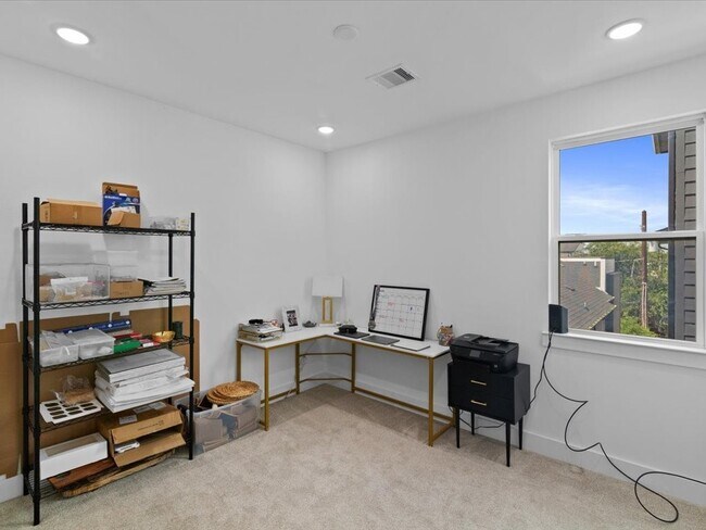 Building Photo - 3026 Live Oak St
