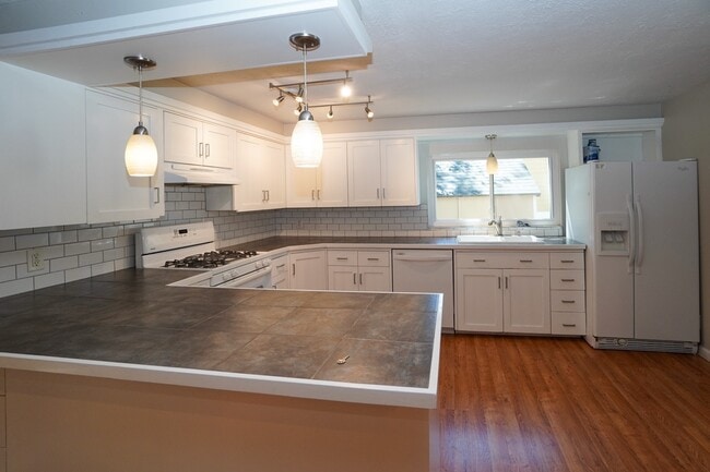 Building Photo - 5707 N Bogart Ln