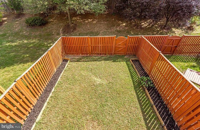 Building Photo - 25242 Dunvegan Square