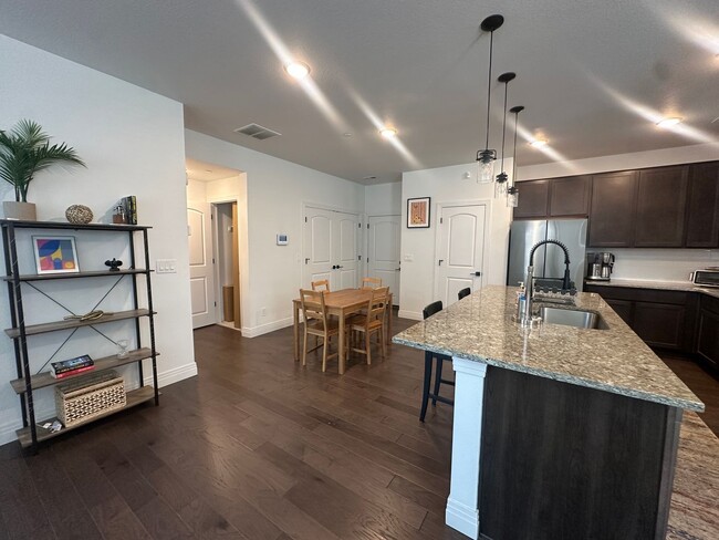 Building Photo - End unit FURNISHED Townhouse in Victory Ridge