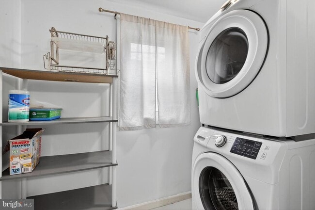 Building Photo - 1551 S Chadwick St