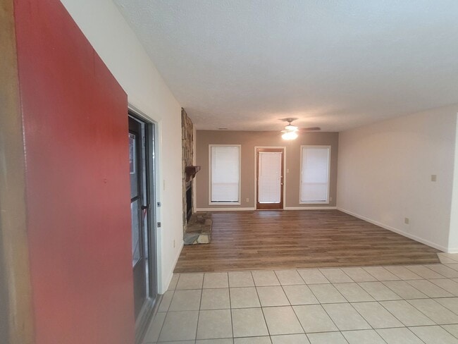 Building Photo - 2 bedroom Ground Floor!