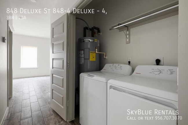 Building Photo - 848 Deluxe St