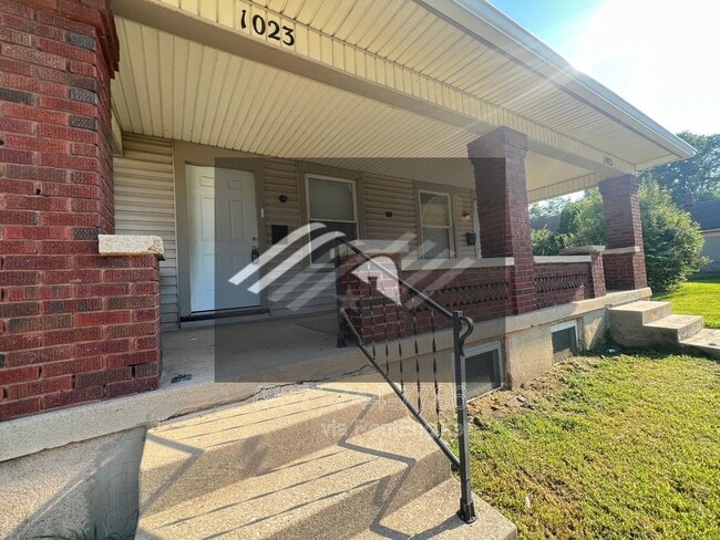 Primary Photo - 1023 Clover St