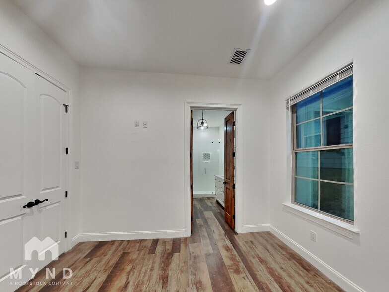 Building Photo - 1206 Comanche Cove Dr
