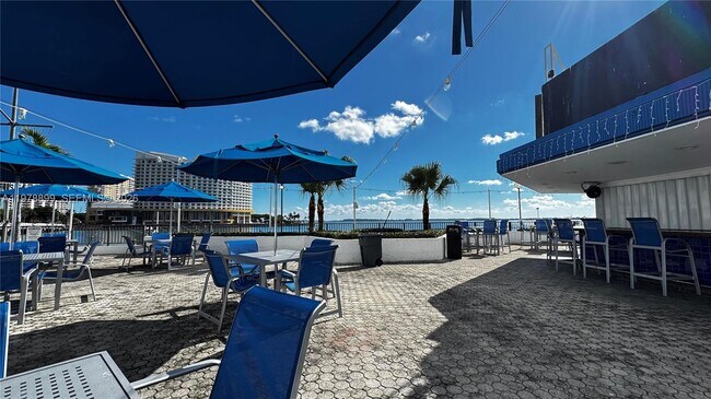 Building Photo - 999 Brickell Bay Dr