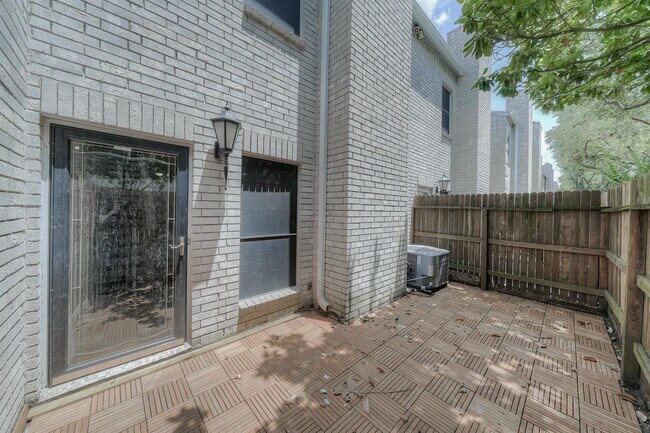 Building Photo - 17583 Red Oak Dr