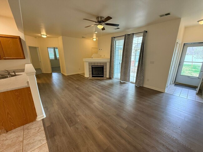 Building Photo - Updated 2-Bedroom Condo with Attached Garage and Pool Access