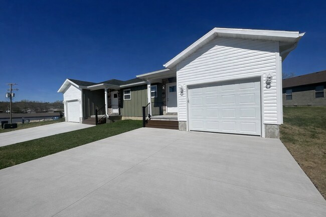 Building Photo - Tired of Nightly Rental Rates - New Never Occupied - Brand New 2 bedroom 2 bath Duplex in Kimberl...