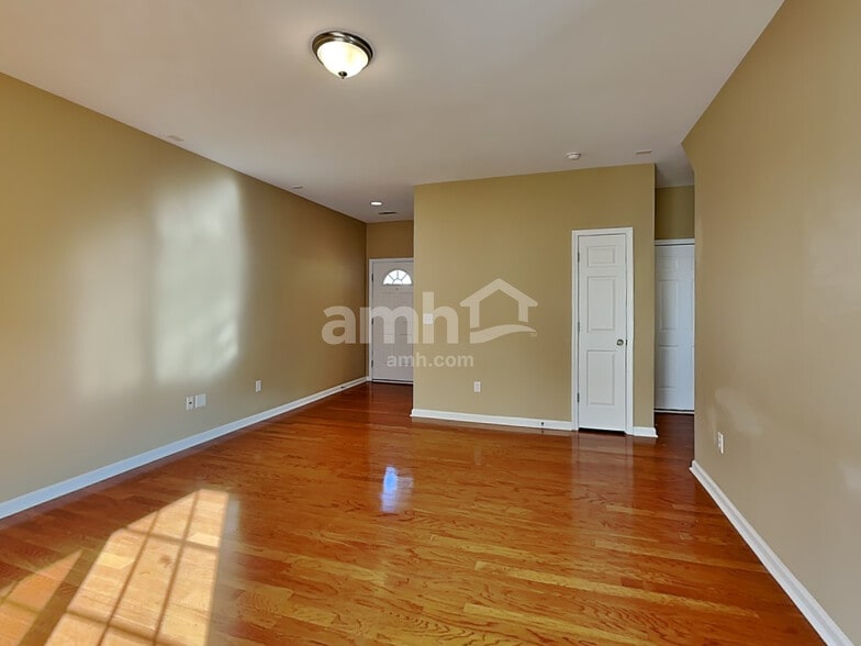 Building Photo - 113 Pin Oak Ct