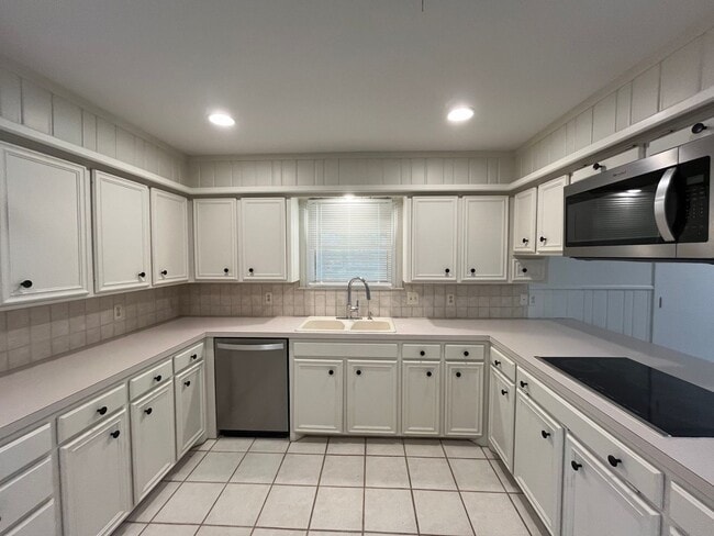 Building Photo - $200 off First Month! Large, Beautiful 3/2...