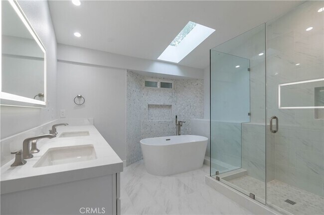 Building Photo - 633 Vista Bonita