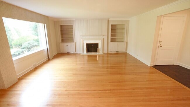 Building Photo - 460 Highcrest Dr