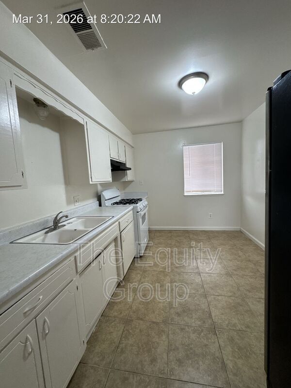 Building Photo - 527 S Garden St