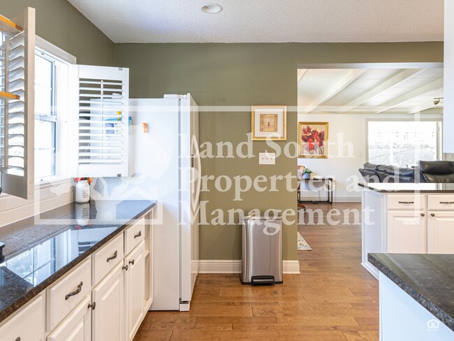 Building Photo - 327 Easton Dr