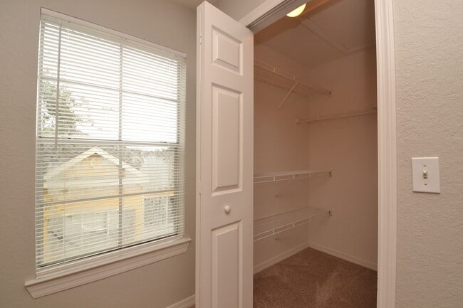 Building Photo - 1/1 Condo in Park Central ~ Gated Community with Resort Style Amenities