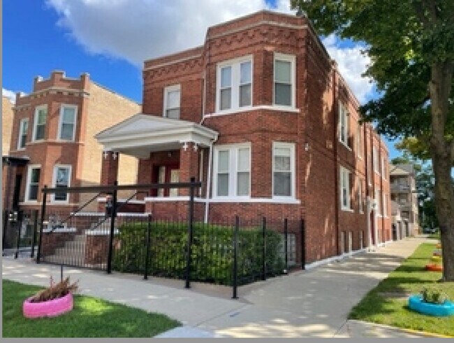 Primary Photo - 2301 N Ridgeway Ave