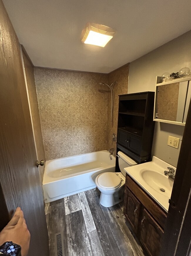 Building Photo - 1030 W 17th St