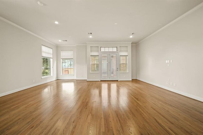 Building Photo - 1034 W 26th St